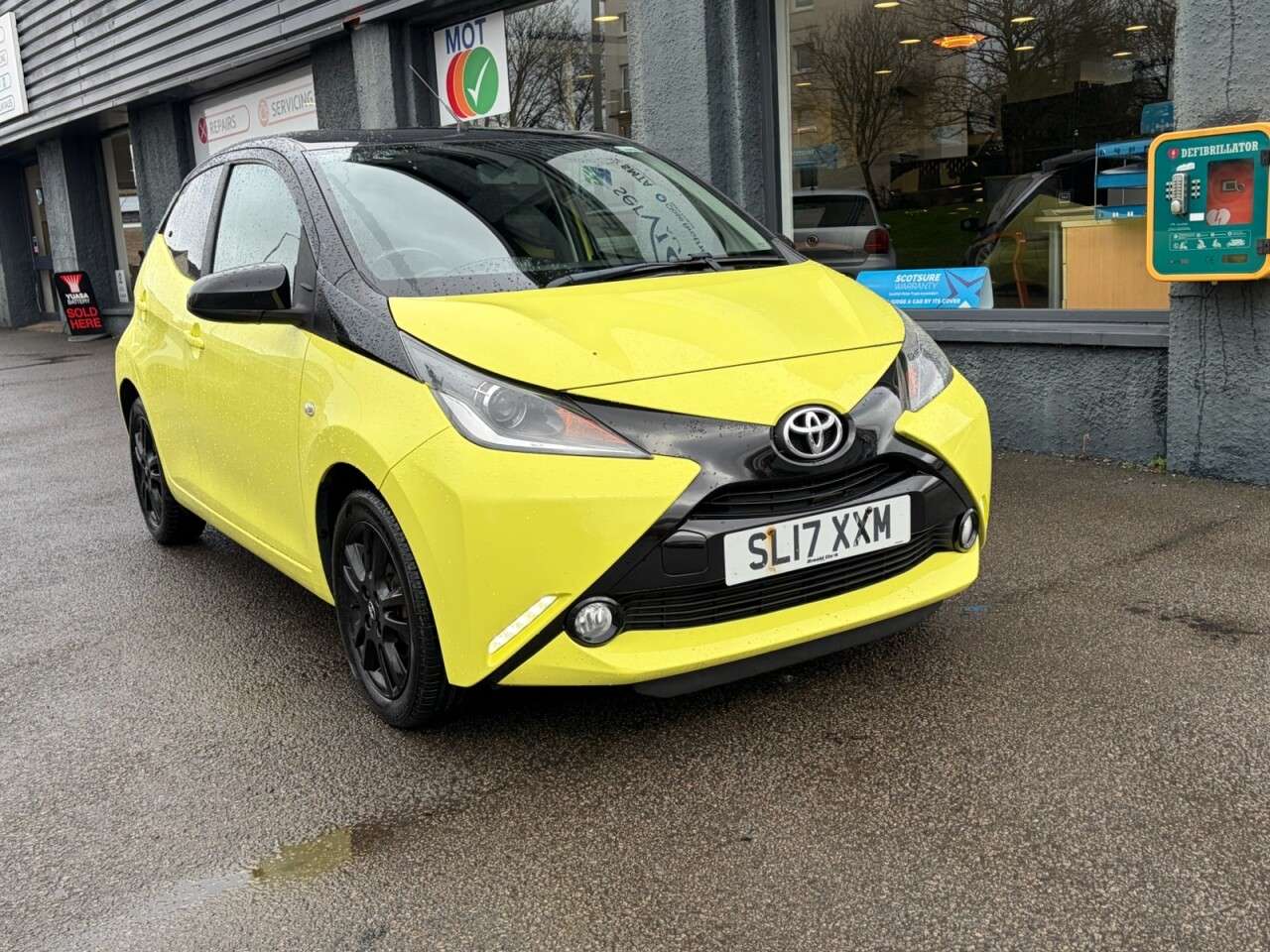 A 2017 TOYOTA AYGO 1.0 VVT-i x-cite 3 Yellow Bi-Tone Hatchback 5dr Petrol Manual Euro 6 (68 ps A 2017 TOYOTA AYGO 1.0 VVT-i x-cite 3 Yellow Bi-Tone Hatchback 5dr Petrol Manual Euro 6 (68 ps