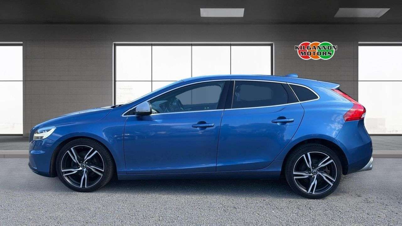 A 2018 VOLVO V40 2.0 D2 R-Design Pro Hatchback 5dr Diesel Manual Euro 6 (s/s) (120 ps) A 2018 VOLVO V40 2.0 D2 R-Design Pro Hatchback 5dr Diesel Manual Euro 6 (s/s) (120 ps)