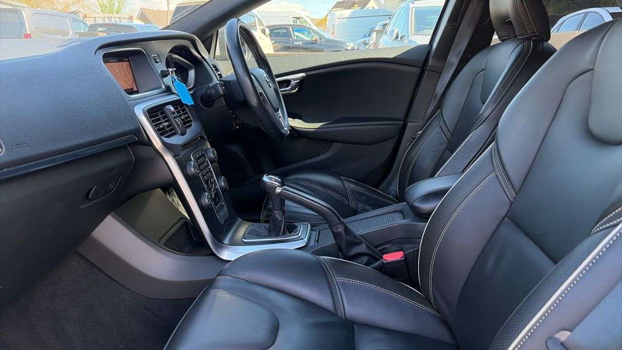 2018 VOLVO V40 2018 VOLVO V40