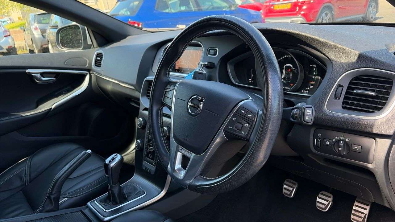 2018 VOLVO V40 2018 VOLVO V40