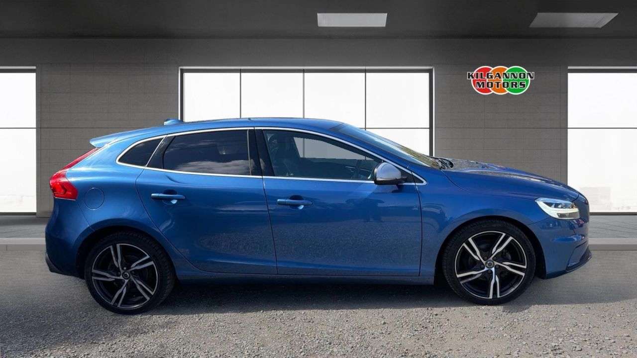 2018 VOLVO V40 2018 VOLVO V40