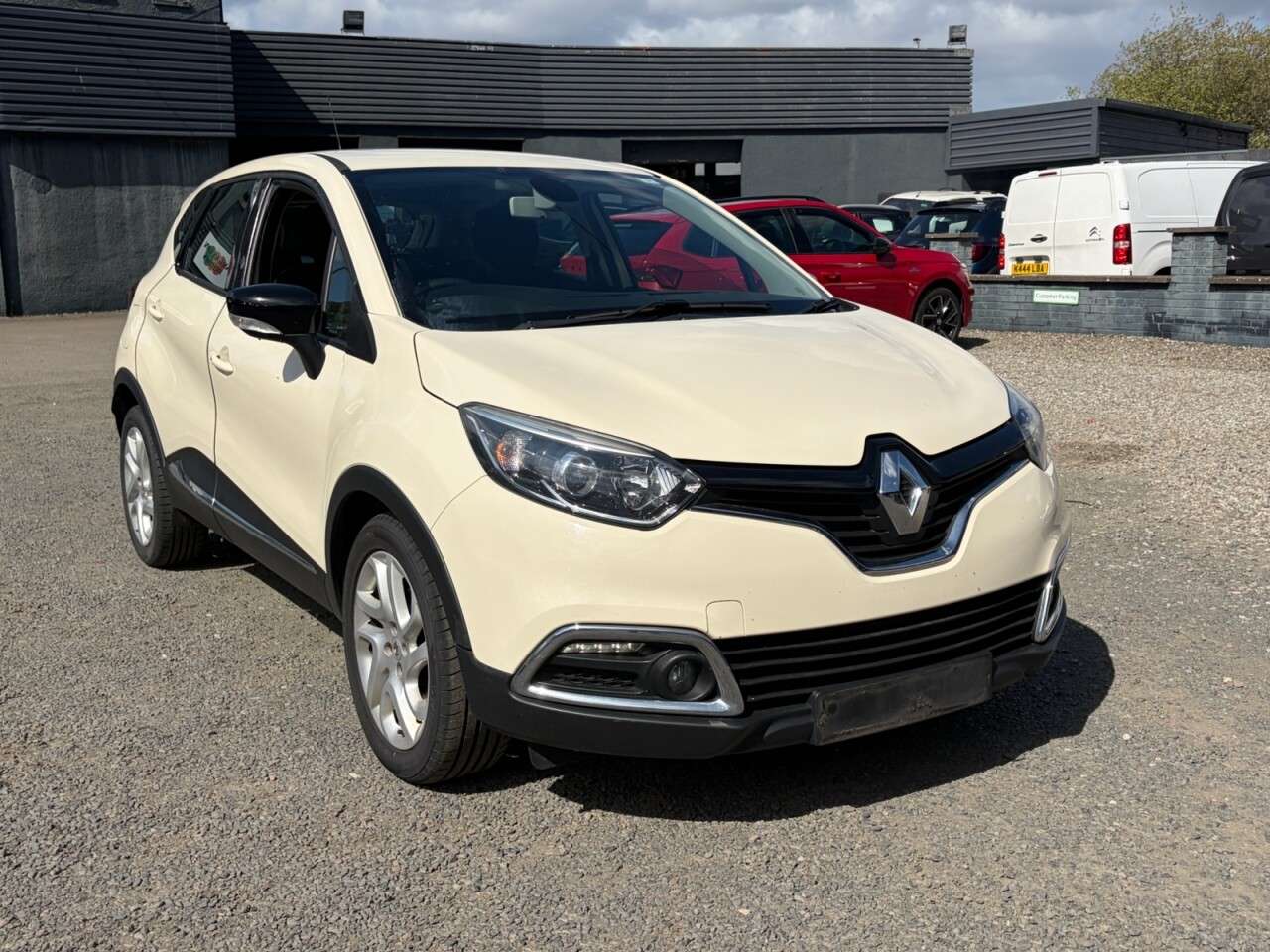 A 2016 RENAULT CAPTUR 1.5 dCi ENERGY Dynamique Nav SUV 5dr Diesel Auto Euro 6 (s/s) (90 ps) A 2016 RENAULT CAPTUR 1.5 dCi ENERGY Dynamique Nav SUV 5dr Diesel Auto Euro 6 (s/s) (90 ps)