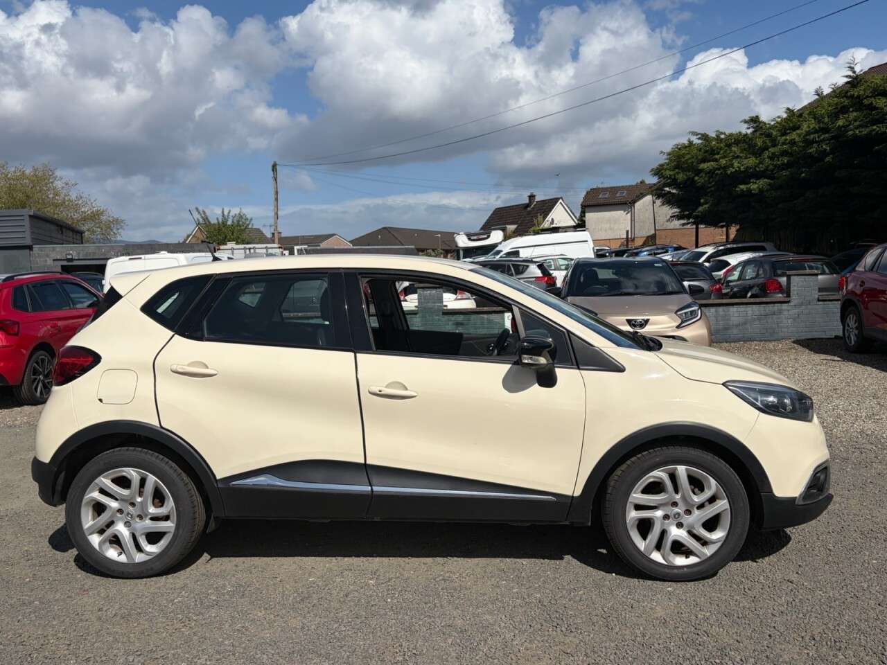 A 2016 RENAULT CAPTUR 1.5 dCi ENERGY Dynamique Nav SUV 5dr Diesel Auto Euro 6 (s/s) (90 ps) A 2016 RENAULT CAPTUR 1.5 dCi ENERGY Dynamique Nav SUV 5dr Diesel Auto Euro 6 (s/s) (90 ps)