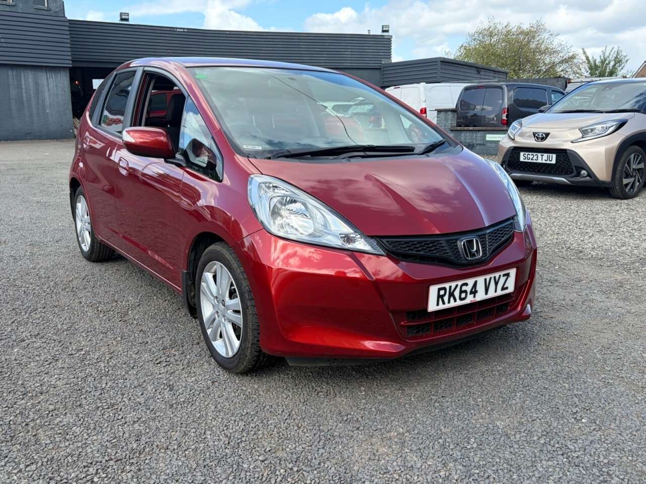 A 2014 HONDA JAZZ I-VTEC ES PLUS A 2014 HONDA JAZZ I-VTEC ES PLUS
