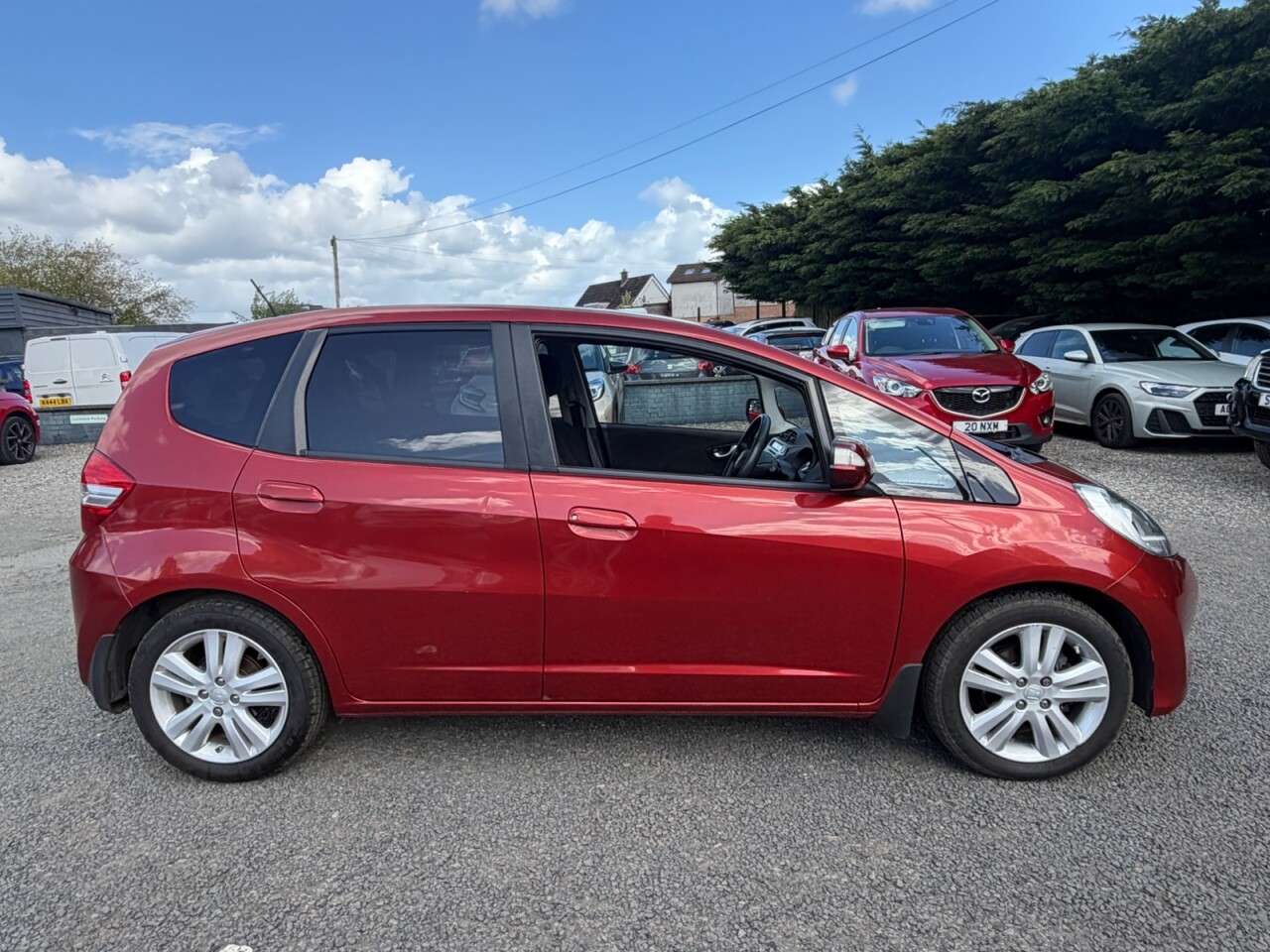 A 2014 HONDA JAZZ I-VTEC ES PLUS A 2014 HONDA JAZZ I-VTEC ES PLUS
