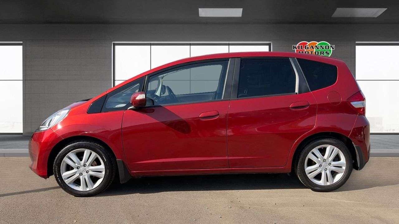 A 2014 HONDA JAZZ I-VTEC ES PLUS A 2014 HONDA JAZZ I-VTEC ES PLUS