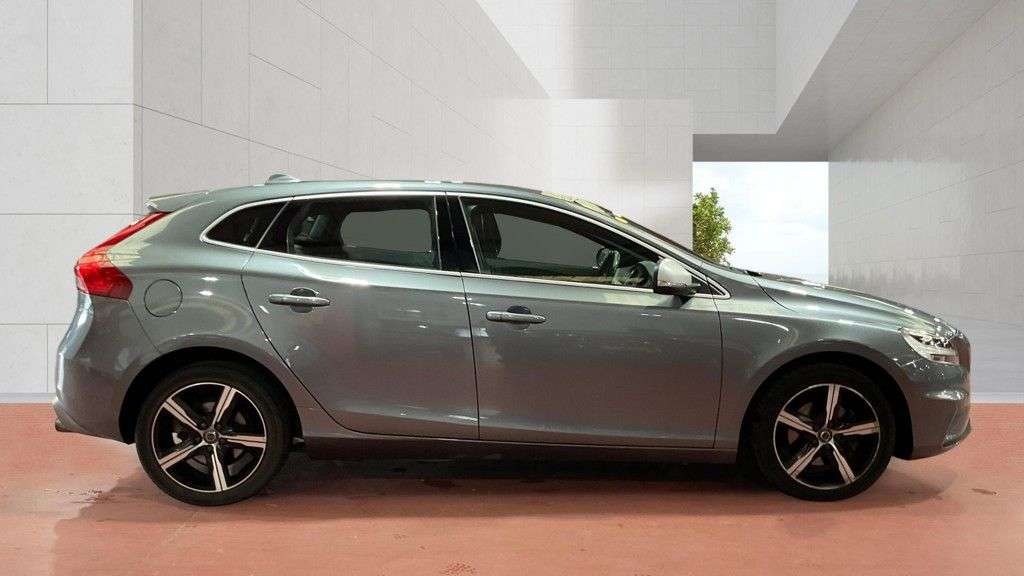 A 2018 VOLVO V40 2.0 T2 GPF R-Design Nav Plus Hatchback 5dr Petrol Manual Euro 6 (s/s) (122 A 2018 VOLVO V40 2.0 T2 GPF R-Design Nav Plus Hatchback 5dr Petrol Manual Euro 6 (s/s) (122