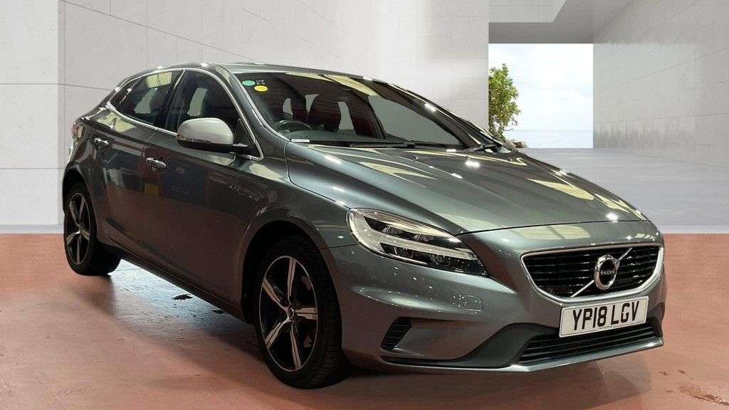 A 2018 VOLVO V40 2.0 T2 GPF R-Design Nav Plus Hatchback 5dr Petrol Manual Euro 6 (s/s) (122 A 2018 VOLVO V40 2.0 T2 GPF R-Design Nav Plus Hatchback 5dr Petrol Manual Euro 6 (s/s) (122