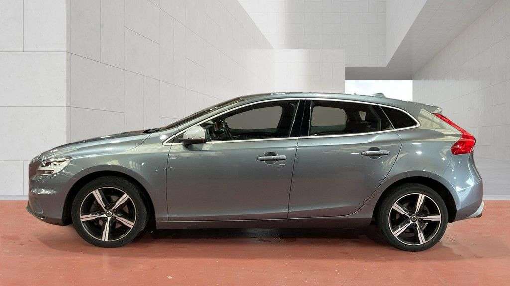 A 2018 VOLVO V40 2.0 T2 GPF R-Design Nav Plus Hatchback 5dr Petrol Manual Euro 6 (s/s) (122 A 2018 VOLVO V40 2.0 T2 GPF R-Design Nav Plus Hatchback 5dr Petrol Manual Euro 6 (s/s) (122
