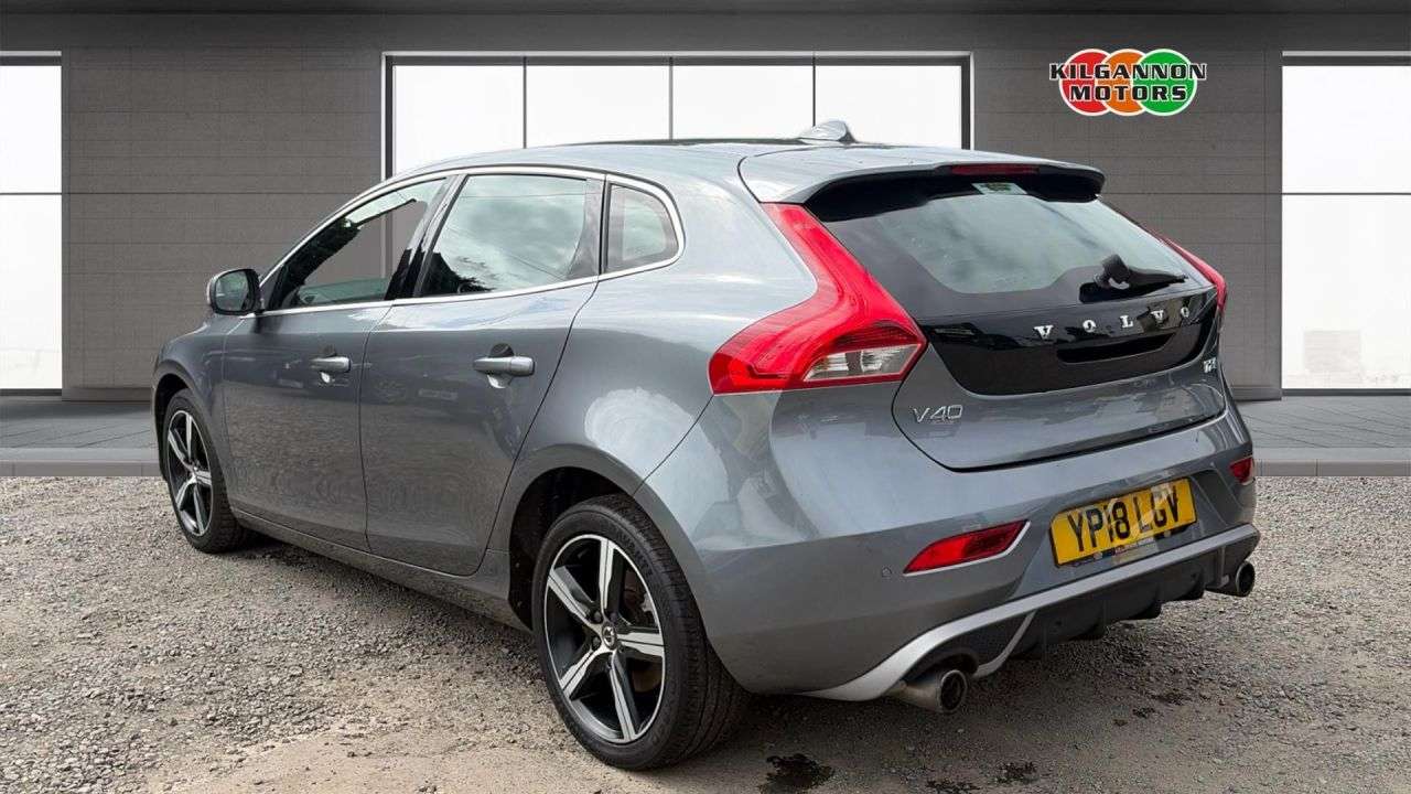 A 2018 VOLVO V40 2.0 T2 GPF R-Design Nav Plus Hatchback 5dr Petrol Manual Euro 6 (s/s) (122 A 2018 VOLVO V40 2.0 T2 GPF R-Design Nav Plus Hatchback 5dr Petrol Manual Euro 6 (s/s) (122