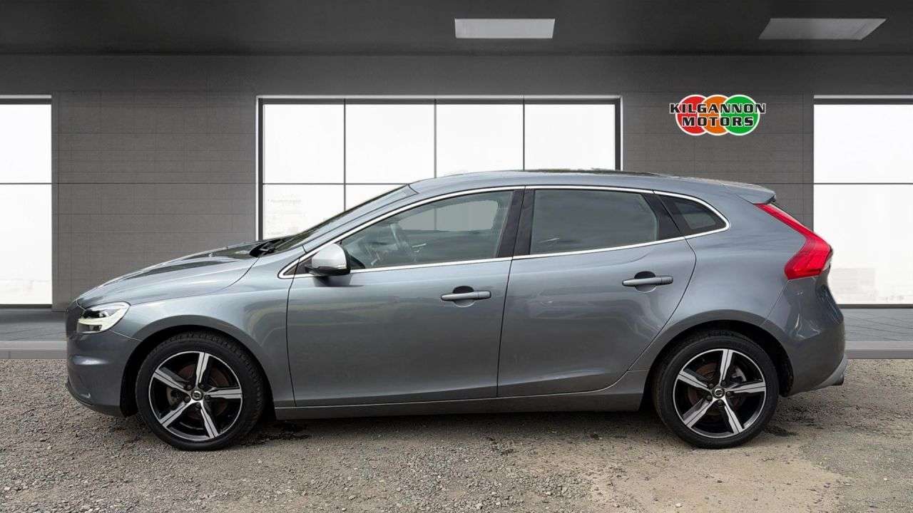 A 2018 VOLVO V40 2.0 T2 GPF R-Design Nav Plus Hatchback 5dr Petrol Manual Euro 6 (s/s) (122 A 2018 VOLVO V40 2.0 T2 GPF R-Design Nav Plus Hatchback 5dr Petrol Manual Euro 6 (s/s) (122