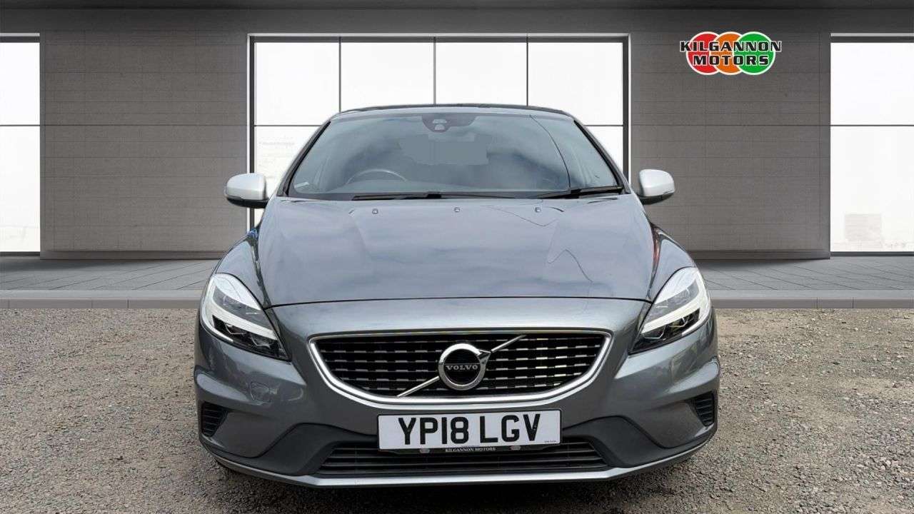 A 2018 VOLVO V40 2.0 T2 GPF R-Design Nav Plus Hatchback 5dr Petrol Manual Euro 6 (s/s) (122 A 2018 VOLVO V40 2.0 T2 GPF R-Design Nav Plus Hatchback 5dr Petrol Manual Euro 6 (s/s) (122