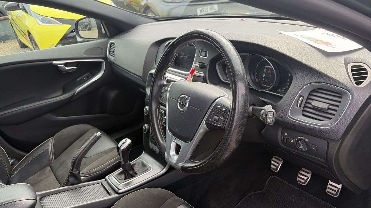 2018 VOLVO V40 2018 VOLVO V40