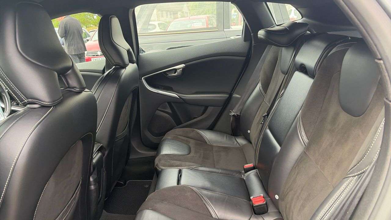2018 VOLVO V40 2018 VOLVO V40