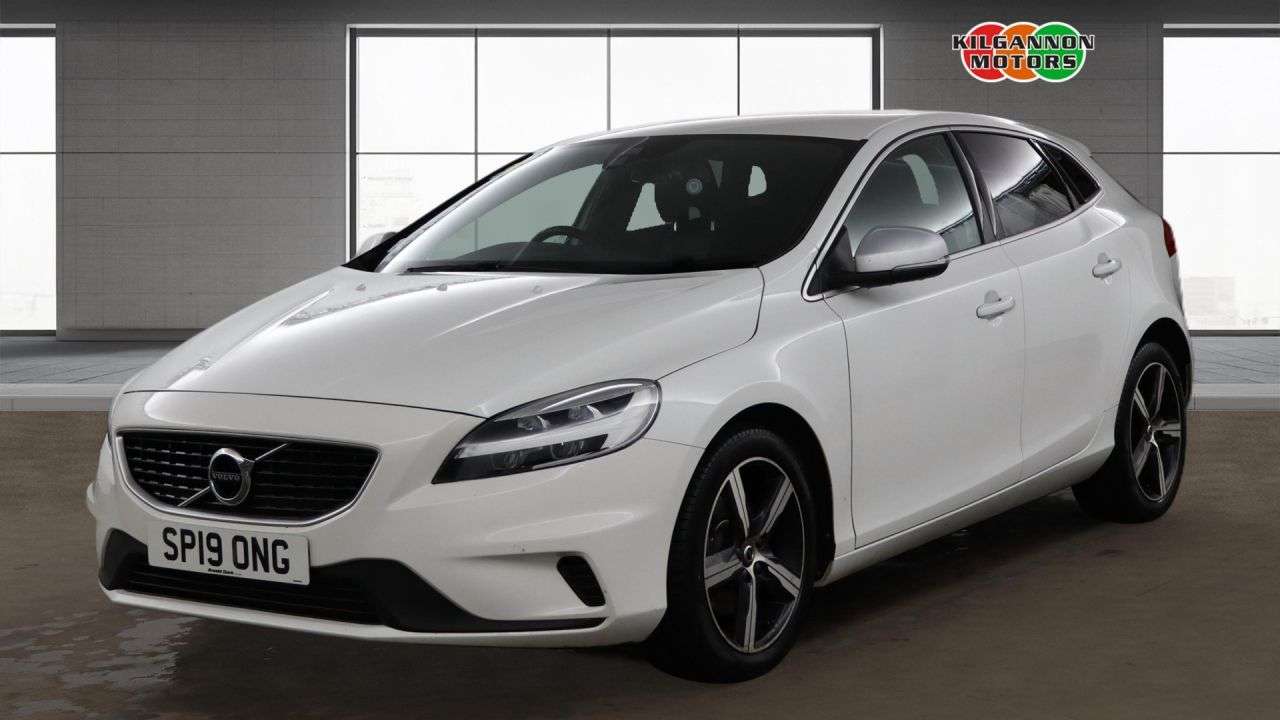 A 2019 VOLVO V40 2.0 T2 GPF R-Design Hatchback 5dr Petrol Manual Euro 6 (s/s) (122 ps) Alloy A 2019 VOLVO V40 2.0 T2 GPF R-Design Hatchback 5dr Petrol Manual Euro 6 (s/s) (122 ps) Alloy