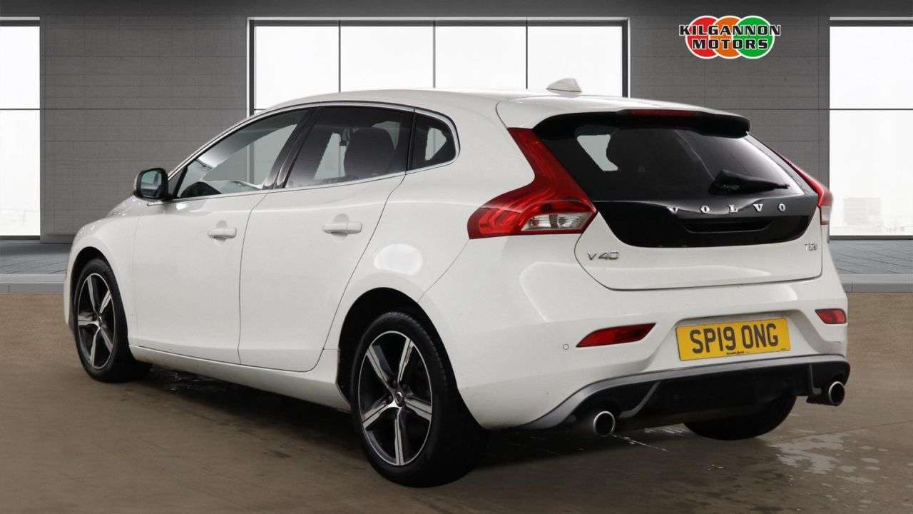 A 2019 VOLVO V40 2.0 T2 GPF R-Design Hatchback 5dr Petrol Manual Euro 6 (s/s) (122 ps) Alloy A 2019 VOLVO V40 2.0 T2 GPF R-Design Hatchback 5dr Petrol Manual Euro 6 (s/s) (122 ps) Alloy