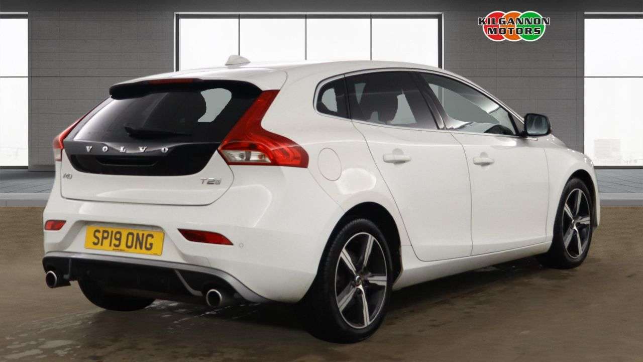 A 2019 VOLVO V40 2.0 T2 GPF R-Design Hatchback 5dr Petrol Manual Euro 6 (s/s) (122 ps) Alloy A 2019 VOLVO V40 2.0 T2 GPF R-Design Hatchback 5dr Petrol Manual Euro 6 (s/s) (122 ps) Alloy