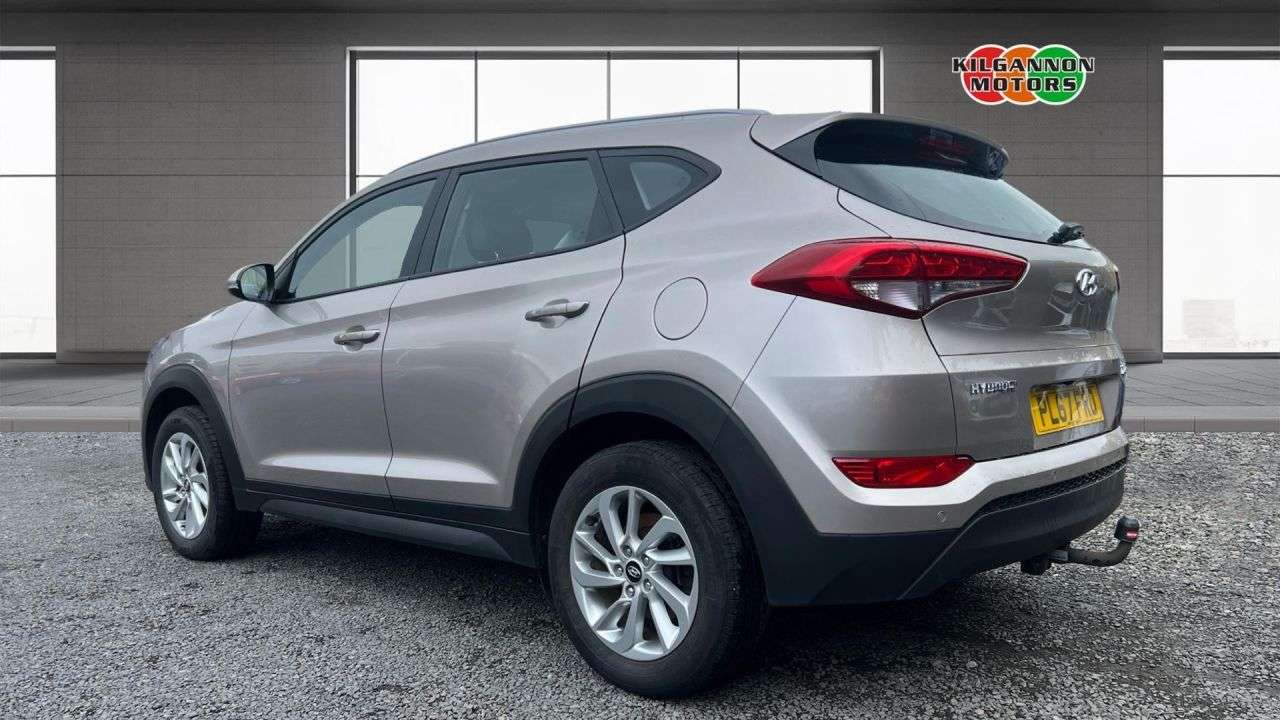 A 2018 HYUNDAI TUCSON 1.6 GDi Blue Drive SE Nav SUV 5dr Petrol Manual Euro 6 (s/s) (132 ps) Rever A 2018 HYUNDAI TUCSON 1.6 GDi Blue Drive SE Nav SUV 5dr Petrol Manual Euro 6 (s/s) (132 ps) Rever