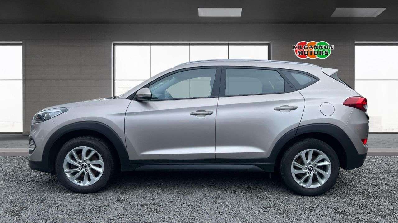 A 2018 HYUNDAI TUCSON 1.6 GDi Blue Drive SE Nav SUV 5dr Petrol Manual Euro 6 (s/s) (132 ps) Rever A 2018 HYUNDAI TUCSON 1.6 GDi Blue Drive SE Nav SUV 5dr Petrol Manual Euro 6 (s/s) (132 ps) Rever