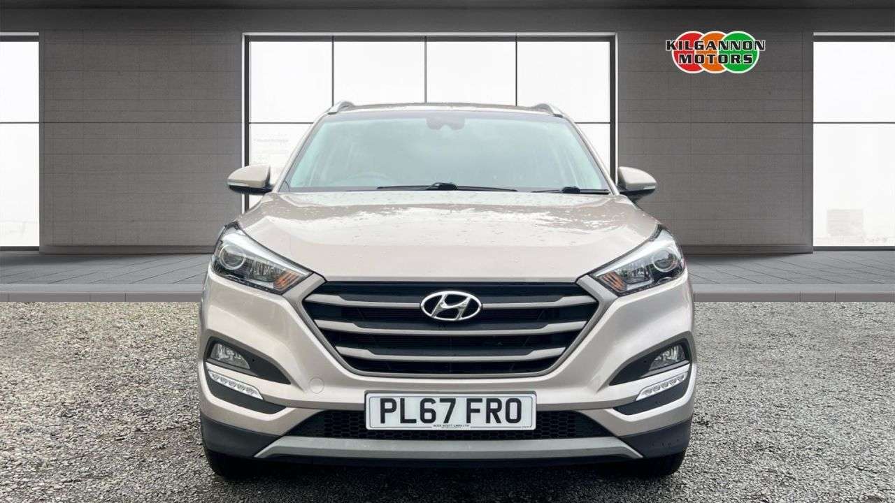 A 2018 HYUNDAI TUCSON 1.6 GDi Blue Drive SE Nav SUV 5dr Petrol Manual Euro 6 (s/s) (132 ps) Rever A 2018 HYUNDAI TUCSON 1.6 GDi Blue Drive SE Nav SUV 5dr Petrol Manual Euro 6 (s/s) (132 ps) Rever