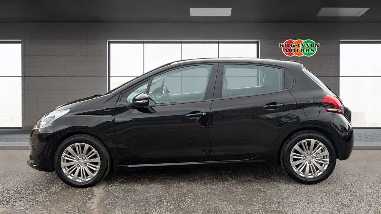 A 2018 PEUGEOT 208 1.2 PureTech Signature Hatchback 5dr Petrol Manual Euro 6 (s/s) (82 ps) All A 2018 PEUGEOT 208 1.2 PureTech Signature Hatchback 5dr Petrol Manual Euro 6 (s/s) (82 ps) All