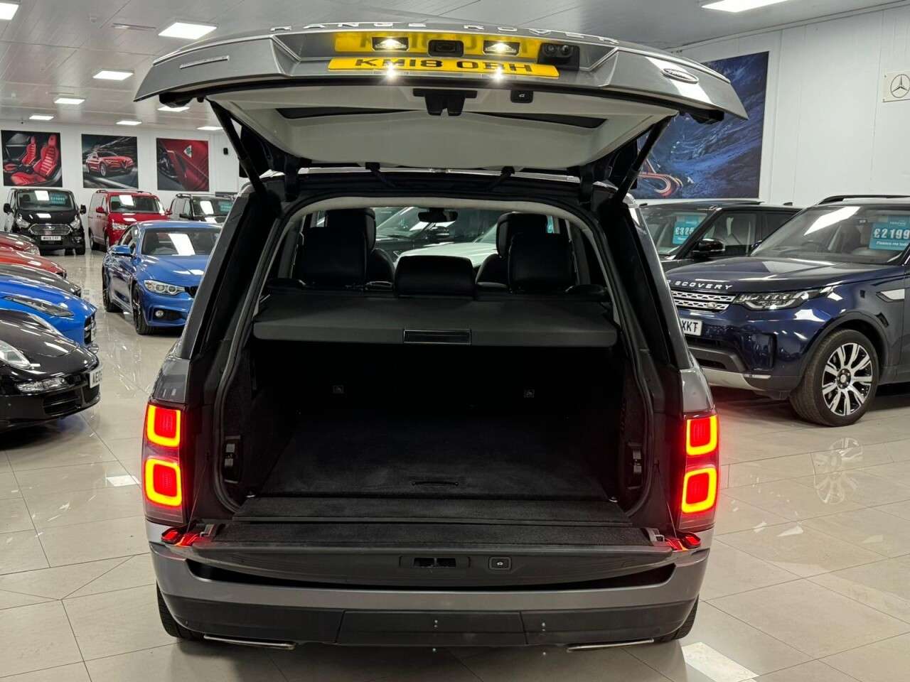 A 2018 LAND ROVER RANGE ROVER 4.4 SD V8 Autobiography SUV 5dr Diesel Auto 4WD Euro 6 (s/s) (339 ps) A 2018 LAND ROVER RANGE ROVER 4.4 SD V8 Autobiography SUV 5dr Diesel Auto 4WD Euro 6 (s/s) (339 ps)