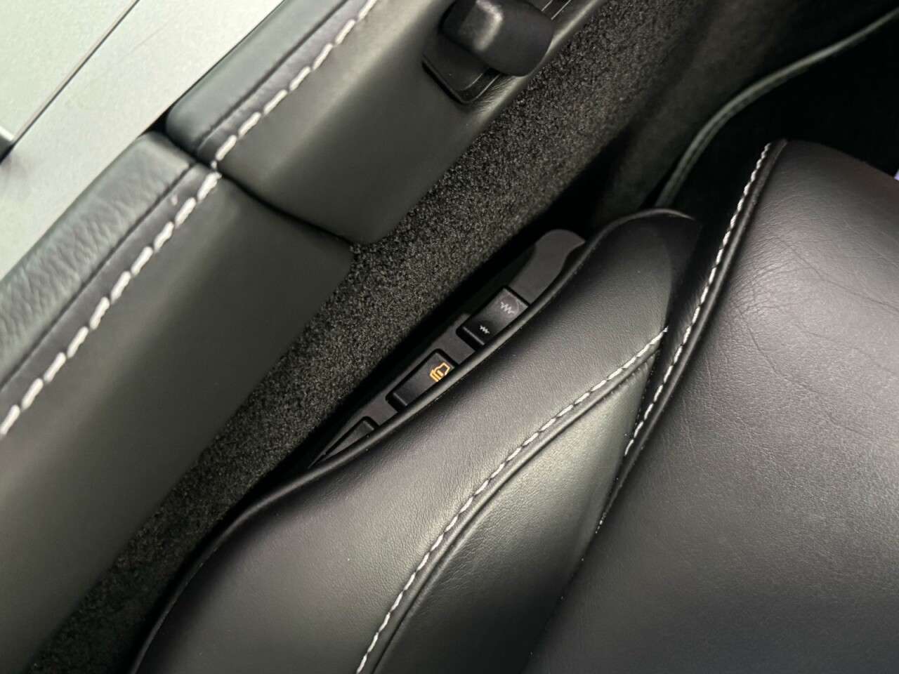 2011 ASTON MARTIN DB9 2011 ASTON MARTIN DB9