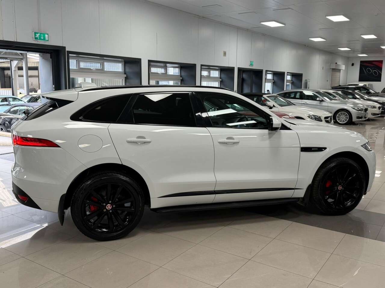 A 2017 JAGUAR F-PACE 2.0 D240 R-Sport SUV 5dr Diesel Auto AWD Euro 6 (s/s) (240 ps) PANORAMIC GL A 2017 JAGUAR F-PACE 2.0 D240 R-Sport SUV 5dr Diesel Auto AWD Euro 6 (s/s) (240 ps) PANORAMIC GL