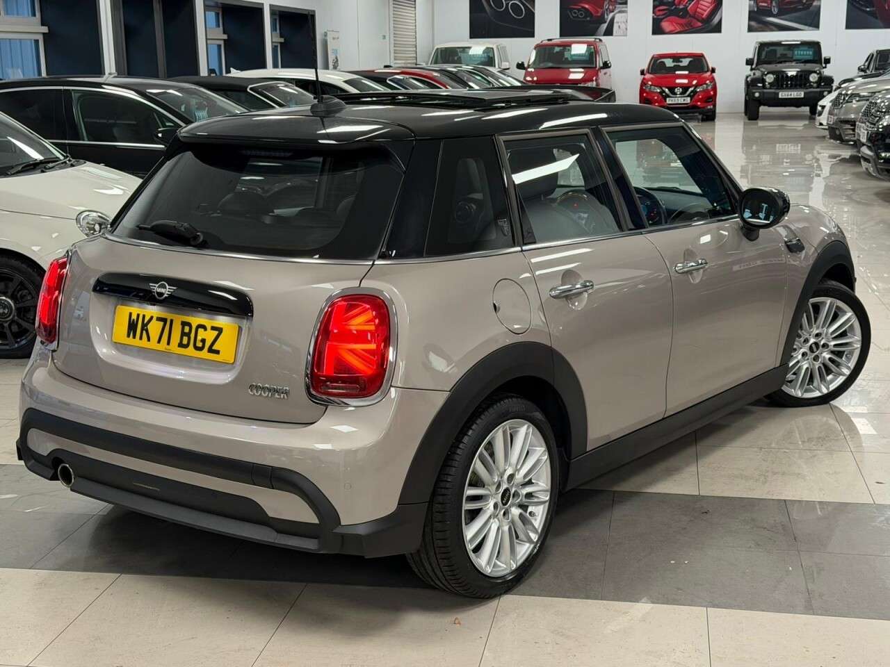 A 2021 MINI HATCH 1.5 Cooper Exclusive Hatchback 5dr Petrol Manual Euro 6 (s/s) (136 ps) GREA A 2021 MINI HATCH 1.5 Cooper Exclusive Hatchback 5dr Petrol Manual Euro 6 (s/s) (136 ps) GREA