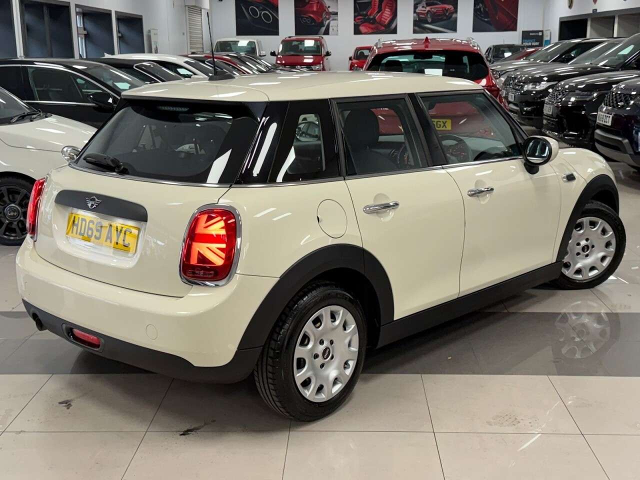 A 2019 MINI HATCH 1.5 One Classic Hatchback 5dr Petrol Manual Euro 6 (s/s) (102 ps) LOVELY MI A 2019 MINI HATCH 1.5 One Classic Hatchback 5dr Petrol Manual Euro 6 (s/s) (102 ps) LOVELY MI