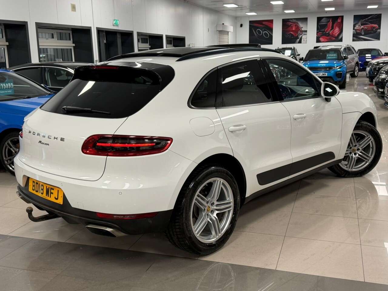 A 2018 PORSCHE MACAN 2.0T SUV 5dr Petrol PDK 4WD Euro 6 (s/s) (252 ps) 19INCH ALLOYS + PANORAMIC A 2018 PORSCHE MACAN 2.0T SUV 5dr Petrol PDK 4WD Euro 6 (s/s) (252 ps) 19INCH ALLOYS + PANORAMIC