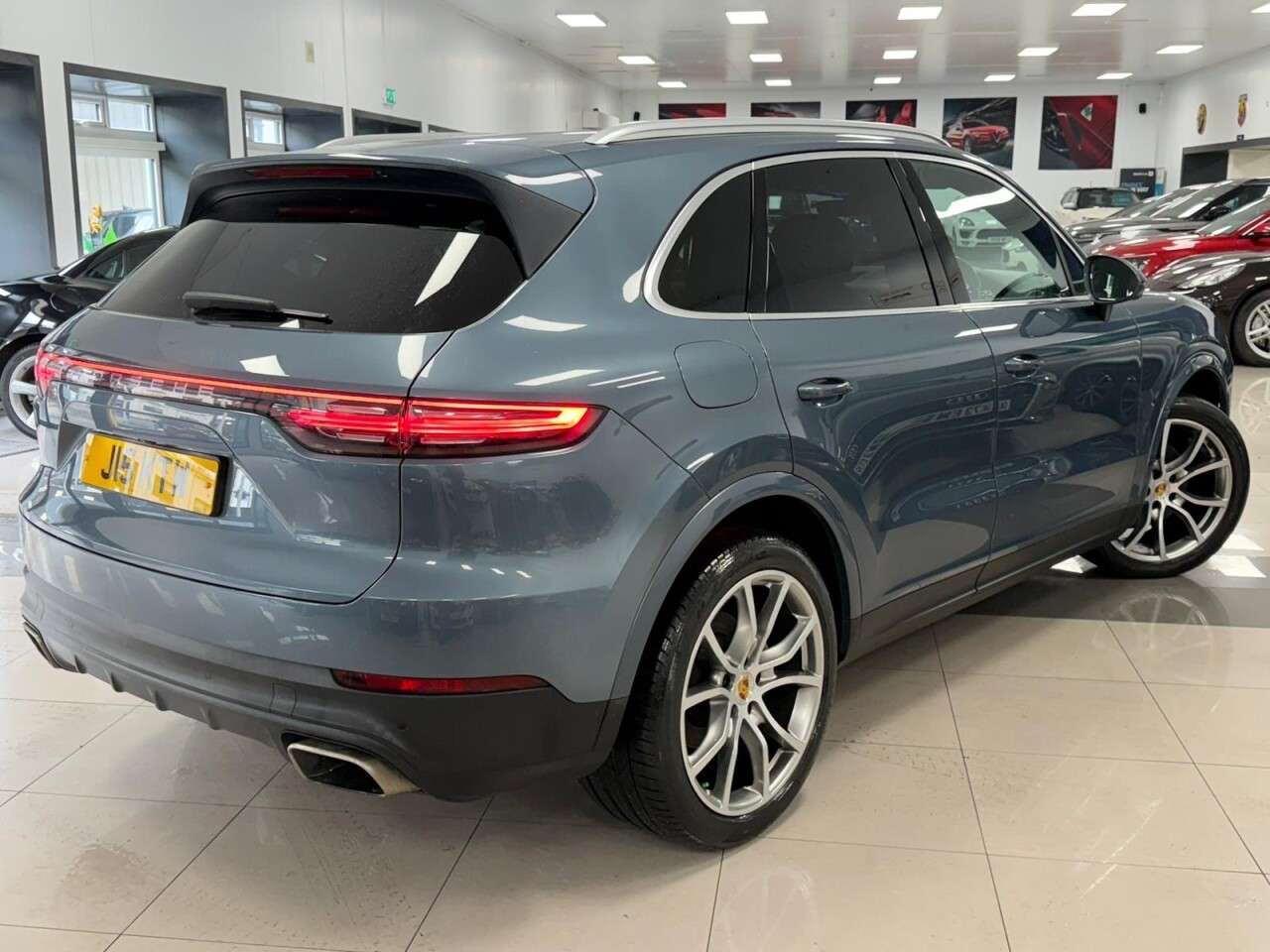 A 2018 PORSCHE CAYENNE 3.0T V6 SUV 5dr Petrol TiptronicS 4WD Euro 6 (s/s) (340 ps) FSH & NIGHT VIE A 2018 PORSCHE CAYENNE 3.0T V6 SUV 5dr Petrol TiptronicS 4WD Euro 6 (s/s) (340 ps) FSH & NIGHT VIE