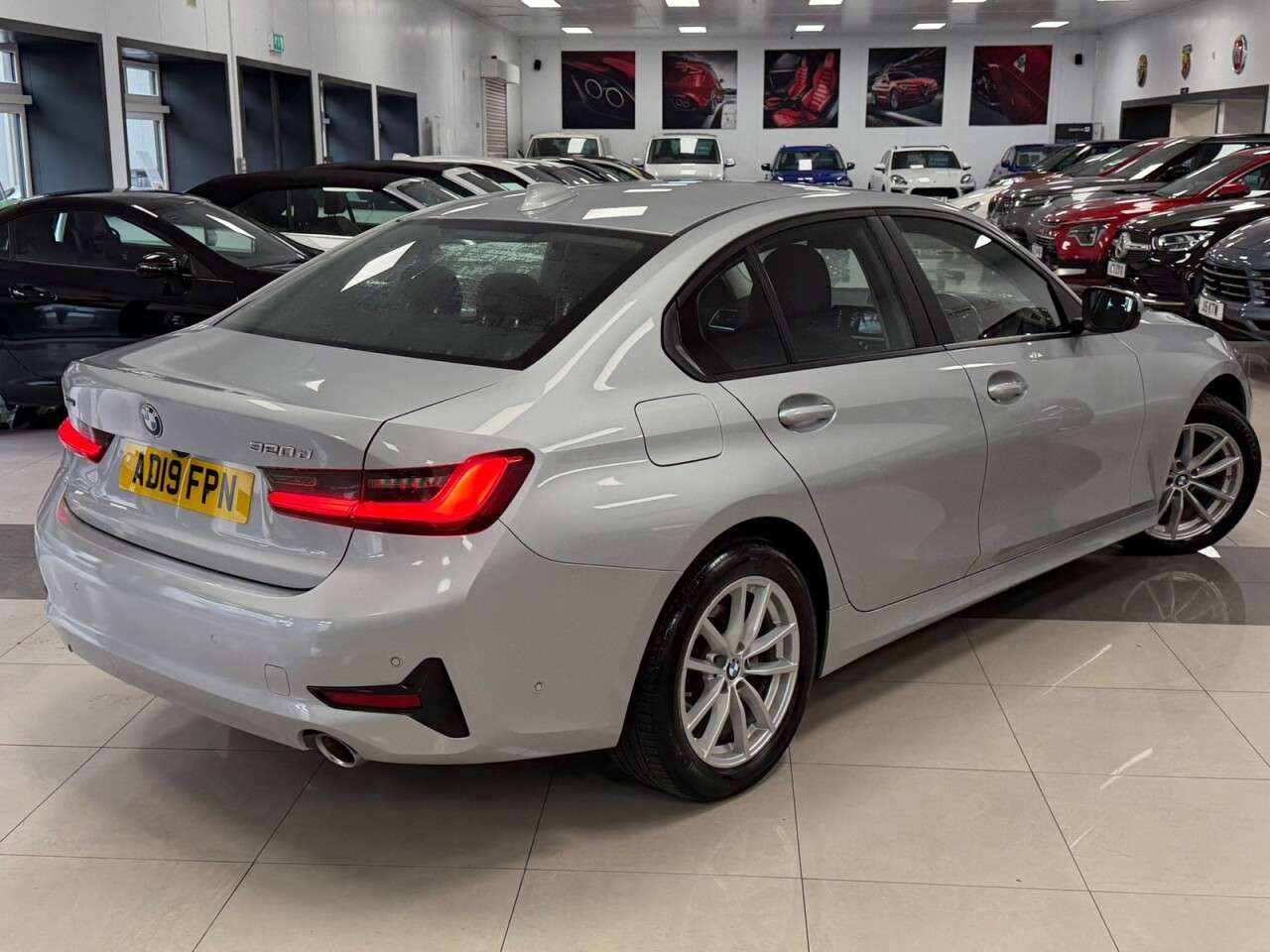 A 2019 BMW 3 SERIES 2.0 320d SE Saloon 4dr Diesel Auto xDrive Euro 6 (s/s) (190 ps) 8 SERVICES A 2019 BMW 3 SERIES 2.0 320d SE Saloon 4dr Diesel Auto xDrive Euro 6 (s/s) (190 ps) 8 SERVICES