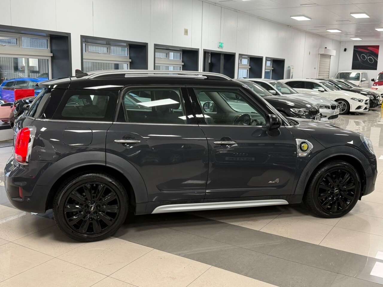 A 2017 MINI COUNTRYMAN 1.5 7.6kWh Cooper SE SUV 5dr Petrol Plug-in Hybrid Auto ALL4 Euro 6 (s/s) ( A 2017 MINI COUNTRYMAN 1.5 7.6kWh Cooper SE SUV 5dr Petrol Plug-in Hybrid Auto ALL4 Euro 6 (s/s) (