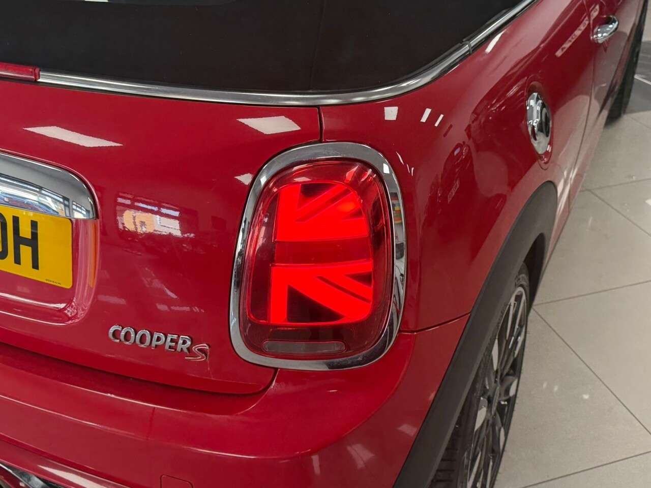 A 2019 MINI CONVERTIBLE 2.0 Cooper S Exclusive Convertible 2dr Petrol Steptronic Euro 6 (s/s) (192 A 2019 MINI CONVERTIBLE 2.0 Cooper S Exclusive Convertible 2dr Petrol Steptronic Euro 6 (s/s) (192