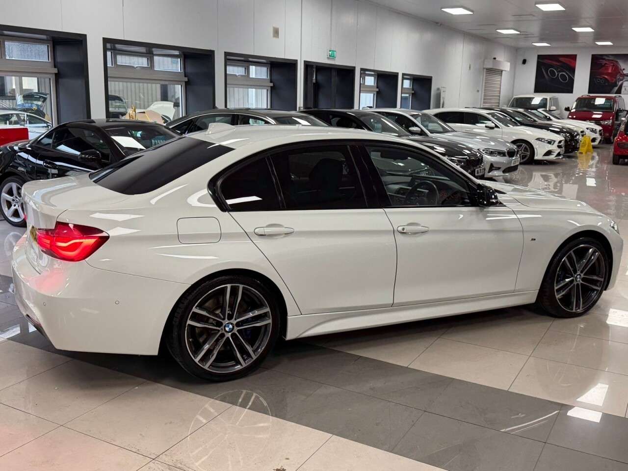 A 2019 BMW 3 SERIES 2.0 320d M Sport Shadow Edition Saloon 4dr Diesel Auto Euro 6 (s/s) (190 ps A 2019 BMW 3 SERIES 2.0 320d M Sport Shadow Edition Saloon 4dr Diesel Auto Euro 6 (s/s) (190 ps