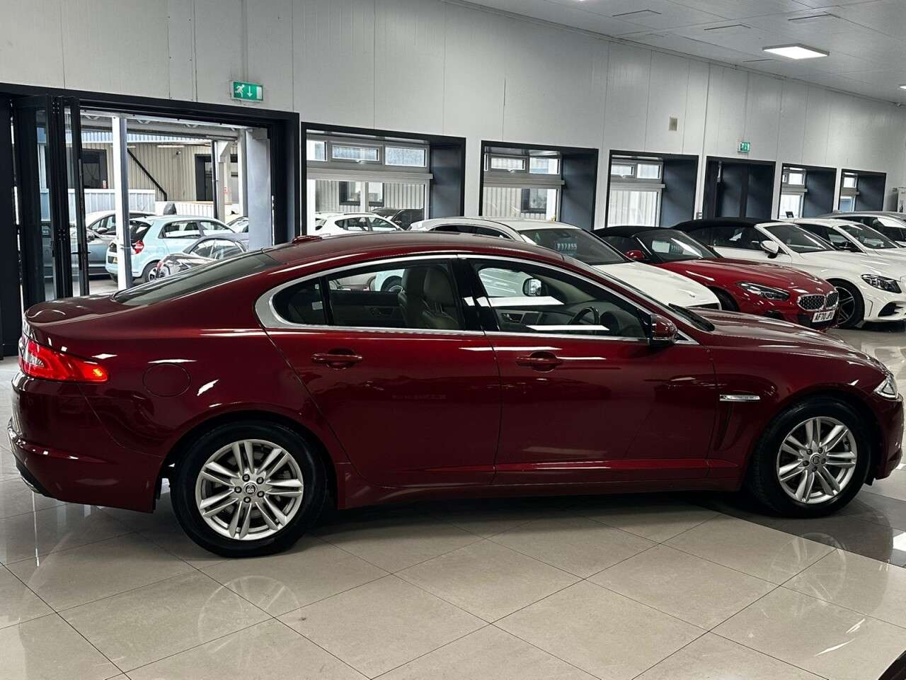 A 2012 JAGUAR XF 2.2d Luxury Saloon 4dr Diesel Auto Euro 5 (s/s) (190 ps) XF LUXURY + GREAT A 2012 JAGUAR XF 2.2d Luxury Saloon 4dr Diesel Auto Euro 5 (s/s) (190 ps) XF LUXURY + GREAT