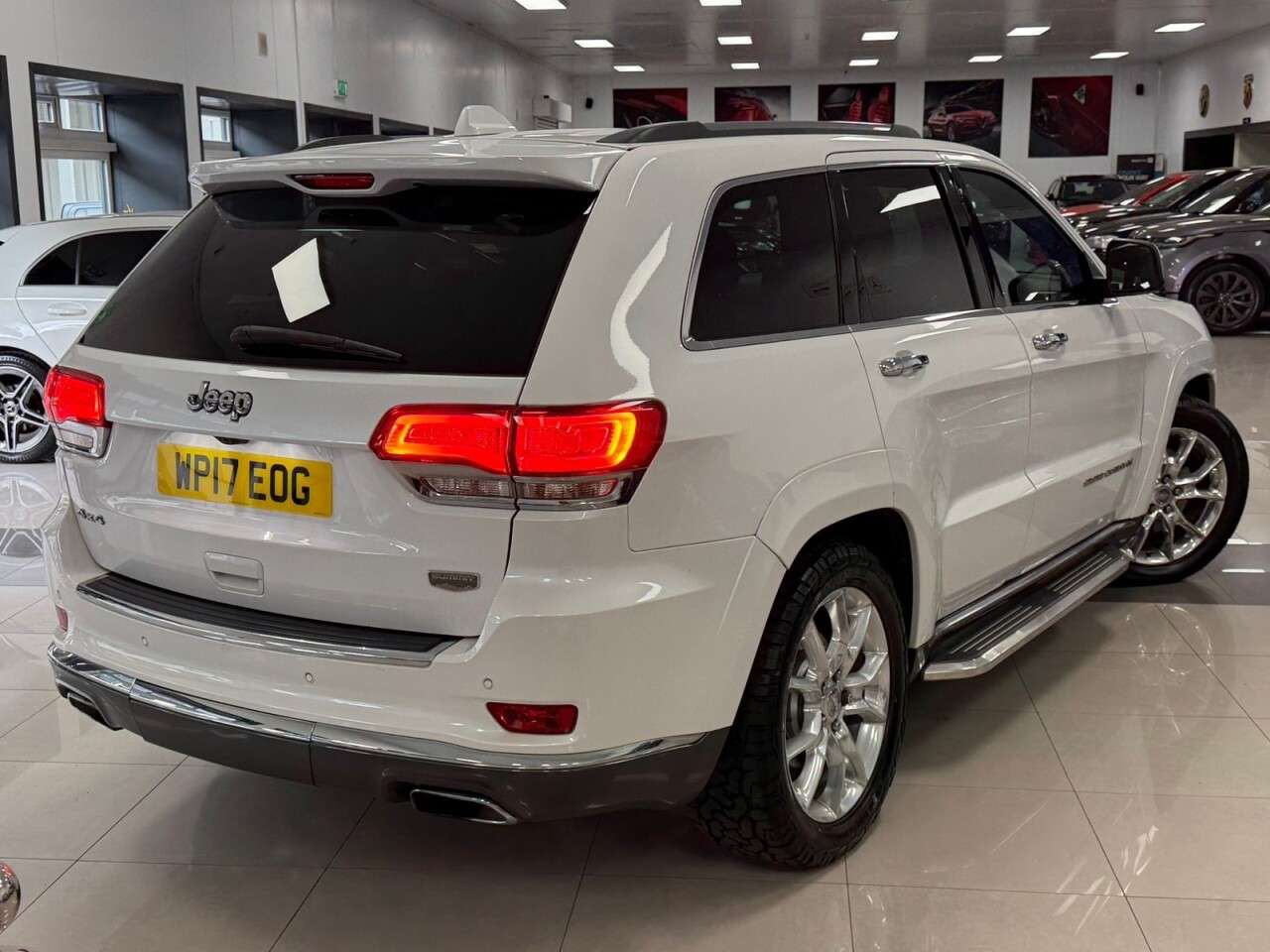 A 2017 JEEP GRAND CHEROKEE 3.0 V6 CRD Summit SUV 5dr Diesel Auto 4WD Euro 6 (247 bhp) PANORAMIC SLIDIN A 2017 JEEP GRAND CHEROKEE 3.0 V6 CRD Summit SUV 5dr Diesel Auto 4WD Euro 6 (247 bhp) PANORAMIC SLIDIN
