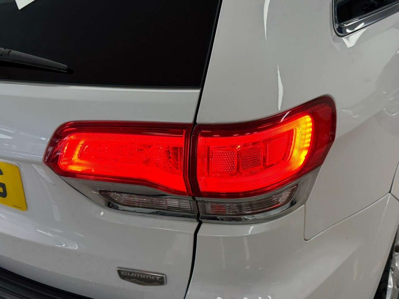 A 2017 JEEP GRAND CHEROKEE 3.0 V6 CRD Summit SUV 5dr Diesel Auto 4WD Euro 6 (247 bhp) PANORAMIC SLIDIN A 2017 JEEP GRAND CHEROKEE 3.0 V6 CRD Summit SUV 5dr Diesel Auto 4WD Euro 6 (247 bhp) PANORAMIC SLIDIN
