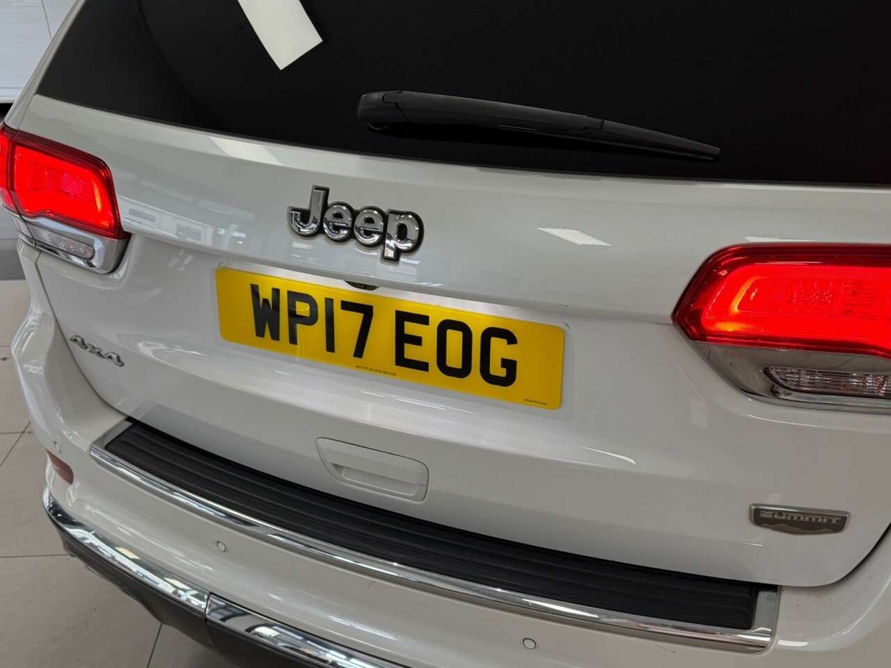 A 2017 JEEP GRAND CHEROKEE 3.0 V6 CRD Summit SUV 5dr Diesel Auto 4WD Euro 6 (247 bhp) PANORAMIC SLIDIN A 2017 JEEP GRAND CHEROKEE 3.0 V6 CRD Summit SUV 5dr Diesel Auto 4WD Euro 6 (247 bhp) PANORAMIC SLIDIN