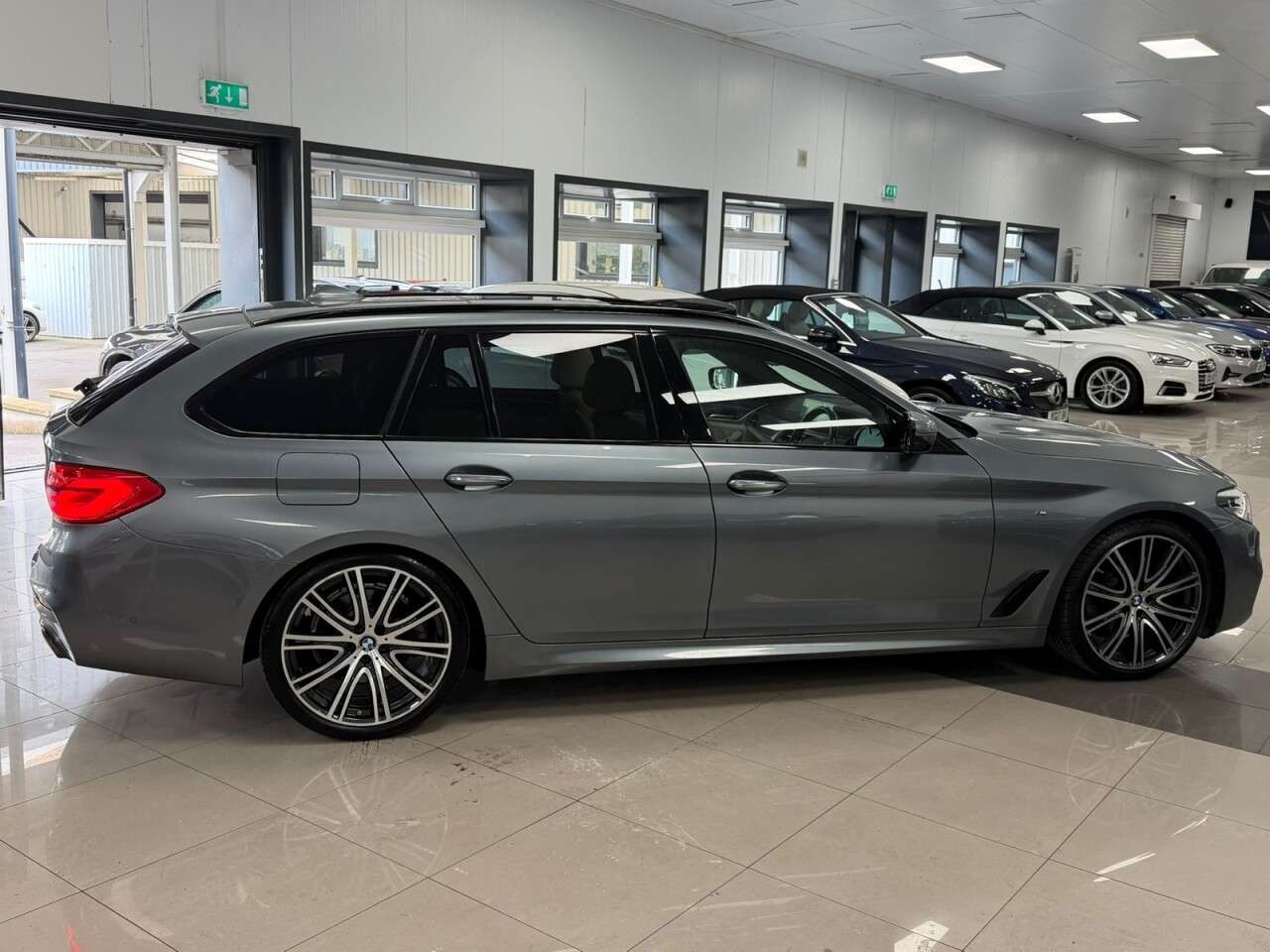 A 2017 BMW 5 SERIES 2.0 520d M Sport Touring 5dr Diesel Auto Euro 6 (s/s) (190 ps) PARK ASSIST A 2017 BMW 5 SERIES 2.0 520d M Sport Touring 5dr Diesel Auto Euro 6 (s/s) (190 ps) PARK ASSIST