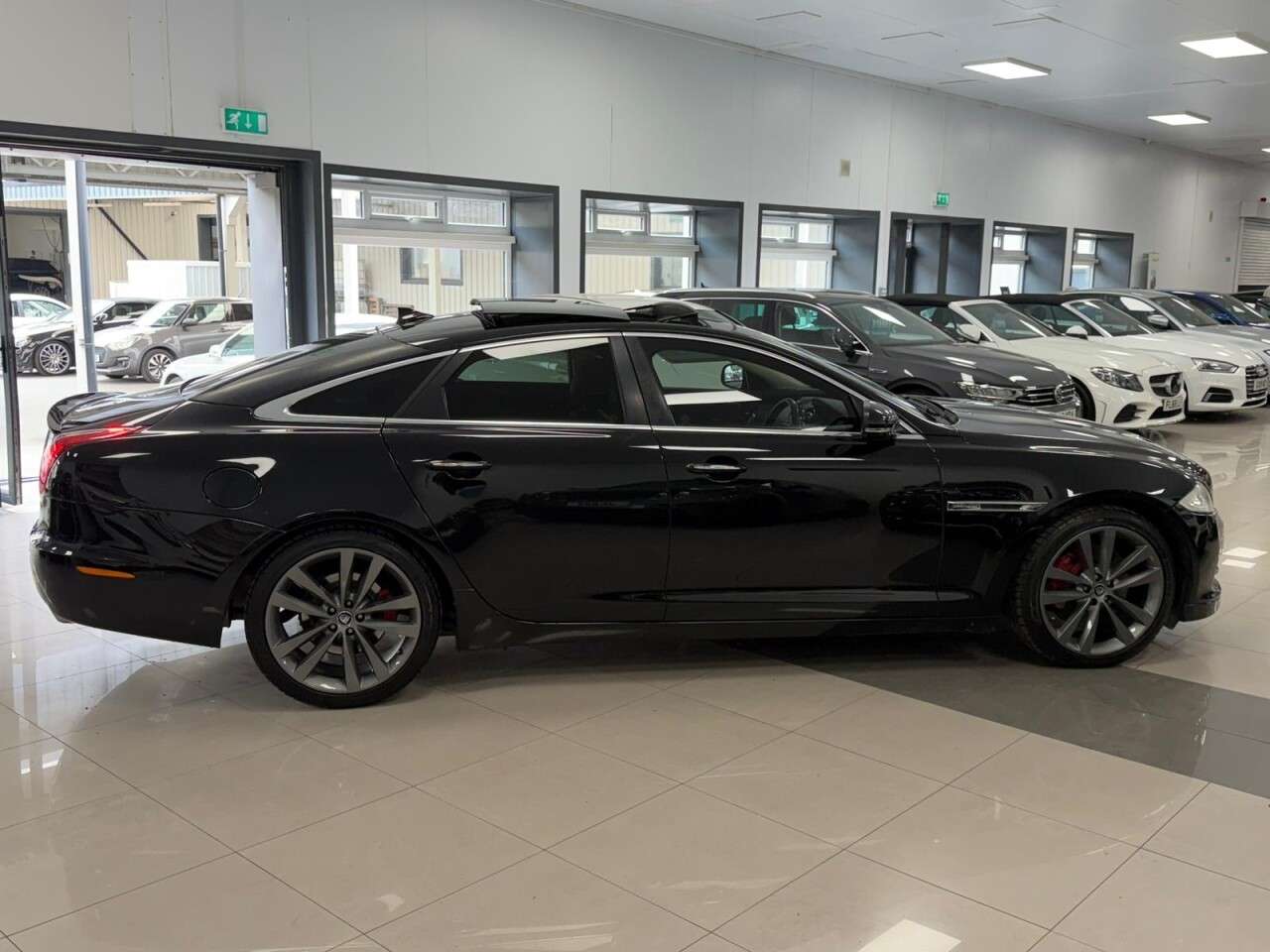 A 2014 JAGUAR XJ 3.0d V6 Portfolio Saloon 4dr Diesel Auto Euro 5 (s/s) (275 ps) AMAZING HIST A 2014 JAGUAR XJ 3.0d V6 Portfolio Saloon 4dr Diesel Auto Euro 5 (s/s) (275 ps) AMAZING HIST