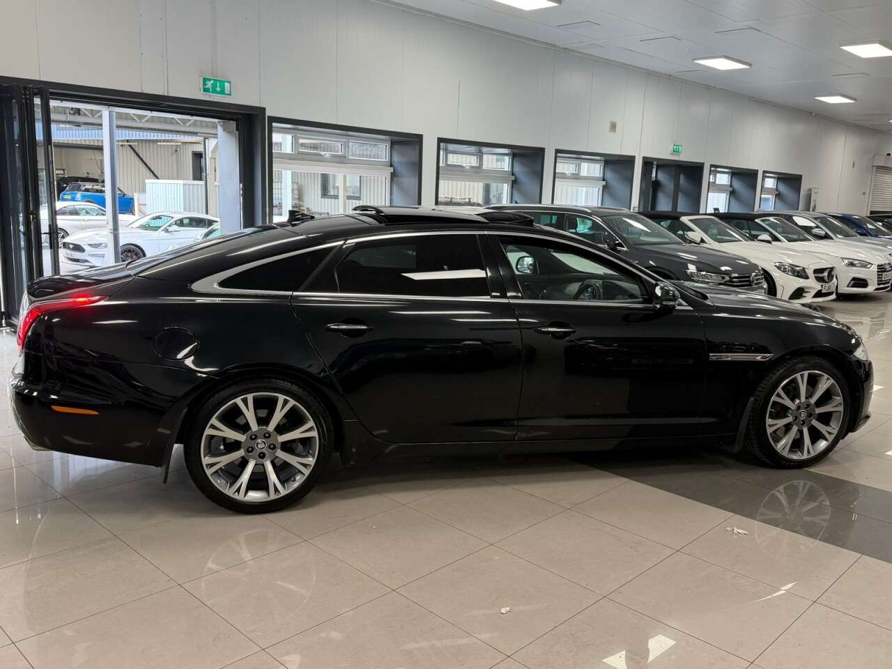A 2013 JAGUAR XJ 3.0d V6 Portfolio Saloon 4dr Diesel Auto Euro 5 (s/s) (LWB) (275 ps) MERIDI A 2013 JAGUAR XJ 3.0d V6 Portfolio Saloon 4dr Diesel Auto Euro 5 (s/s) (LWB) (275 ps) MERIDI