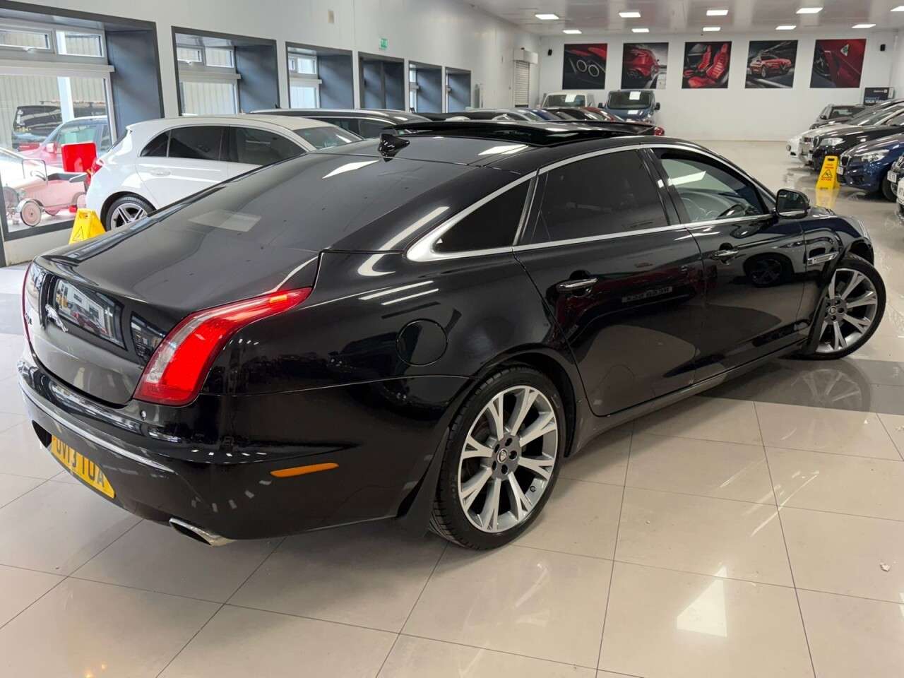 A 2013 JAGUAR XJ 3.0d V6 Portfolio Saloon 4dr Diesel Auto Euro 5 (s/s) (LWB) (275 ps) MERIDI A 2013 JAGUAR XJ 3.0d V6 Portfolio Saloon 4dr Diesel Auto Euro 5 (s/s) (LWB) (275 ps) MERIDI
