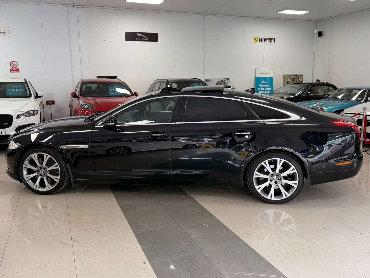 A 2013 JAGUAR XJ 3.0d V6 Portfolio Saloon 4dr Diesel Auto Euro 5 (s/s) (LWB) (275 ps) MERIDI A 2013 JAGUAR XJ 3.0d V6 Portfolio Saloon 4dr Diesel Auto Euro 5 (s/s) (LWB) (275 ps) MERIDI