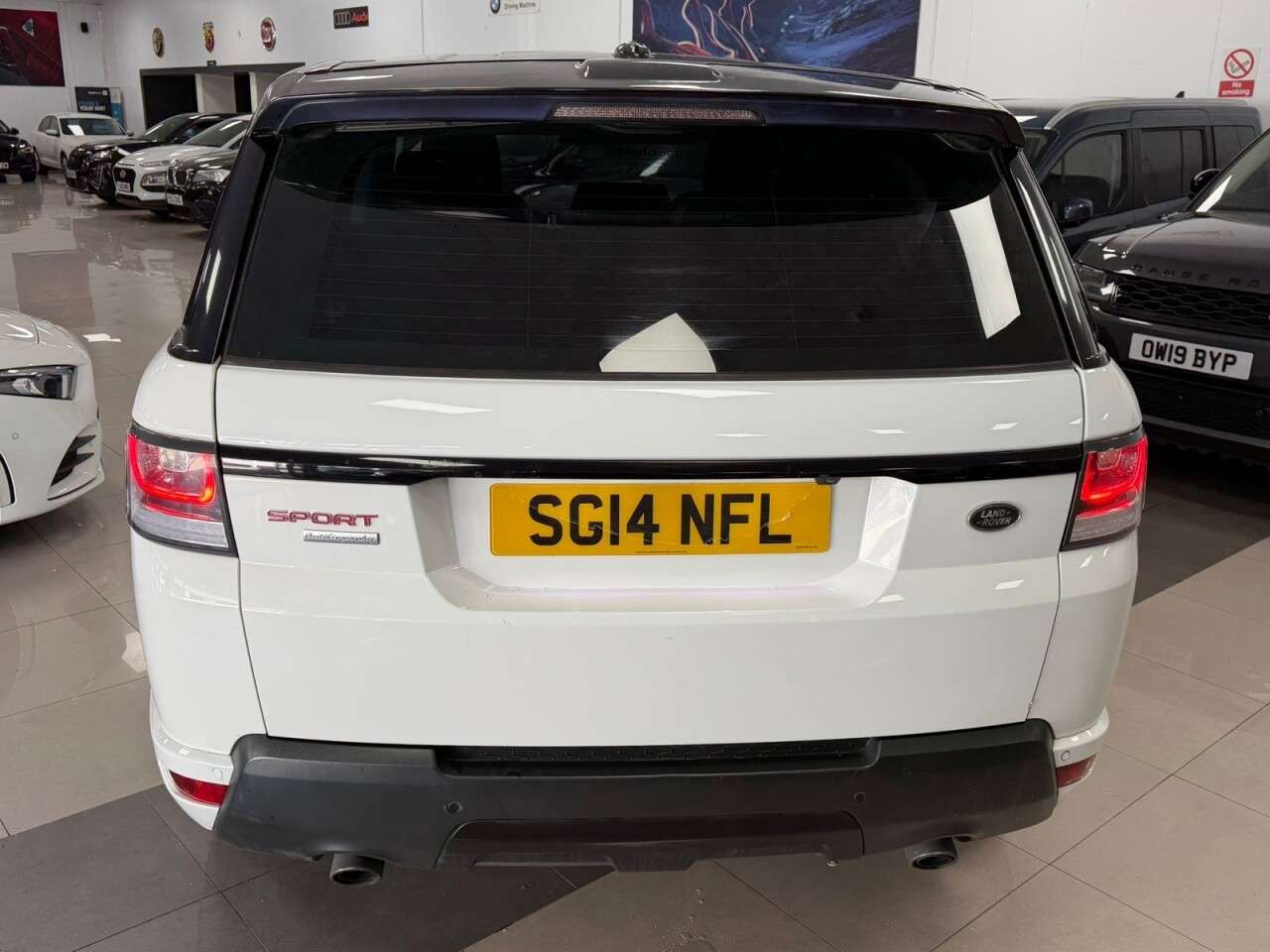 A 2014 LAND ROVER RANGE ROVER SPORT 3.0 SD V6 HSE SUV 5dr Diesel Auto 4WD Euro 5 (s/s) (292 ps) A 2014 LAND ROVER RANGE ROVER SPORT 3.0 SD V6 HSE SUV 5dr Diesel Auto 4WD Euro 5 (s/s) (292 ps)
