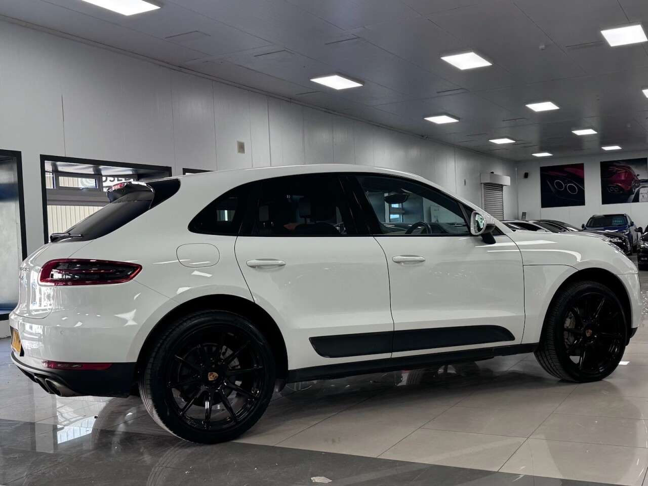 A 2014 PORSCHE MACAN 3.0 TD V6 S SUV 5dr Diesel PDK 4WD Euro 6 (s/s) (258 ps) STUNNING WHITE POR A 2014 PORSCHE MACAN 3.0 TD V6 S SUV 5dr Diesel PDK 4WD Euro 6 (s/s) (258 ps) STUNNING WHITE POR