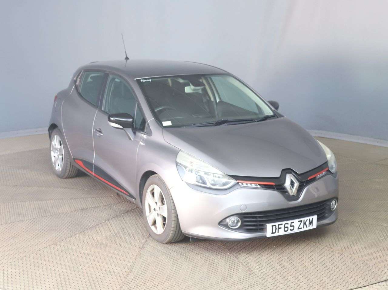 A 2015 RENAULT CLIO 0.9 TCe Dynamique Nav Hatchback 5dr Petrol Manual Euro 6 (s/s) (90 ps) A 2015 RENAULT CLIO 0.9 TCe Dynamique Nav Hatchback 5dr Petrol Manual Euro 6 (s/s) (90 ps)
