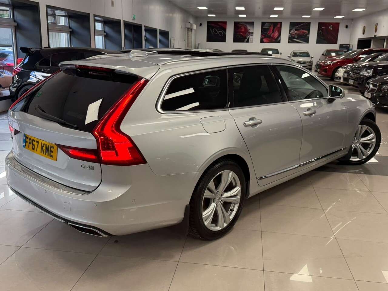 A 2017 VOLVO V90 2.0 D4 Inscription Estate 5dr Diesel Auto Euro 6 (s/s) (190 ps) A 2017 VOLVO V90 2.0 D4 Inscription Estate 5dr Diesel Auto Euro 6 (s/s) (190 ps)