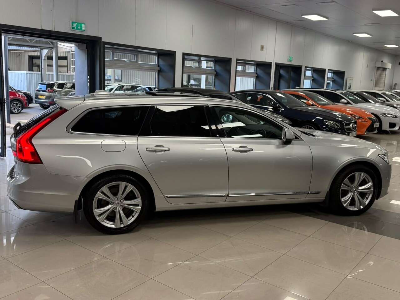 A 2017 VOLVO V90 2.0 D4 Inscription Estate 5dr Diesel Auto Euro 6 (s/s) (190 ps) A 2017 VOLVO V90 2.0 D4 Inscription Estate 5dr Diesel Auto Euro 6 (s/s) (190 ps)